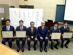 平成28年度福島医学会学術奨励賞を受賞した杉本先生と受賞者たちが並んでいる写真。