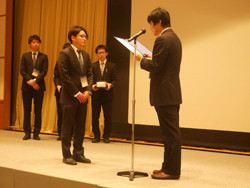 松岡直紀先生が日本消化器病学会東北支部第202回例会で特別企画優秀演題賞を受賞する瞬間。