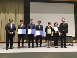 日本消化器内視鏡学会東北支部第158回例会で、綿引優先生がプレナリーセッション優秀演題賞を受賞した際の集合写真。