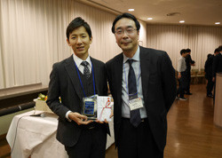 杉本充先生と橋本陽先生が日本消化器病学会東北支部第5回学術奨励賞を受賞し、表彰式で記念撮影をしています。