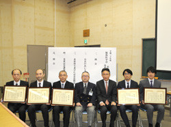 福島医学会で受賞した研究者たちが賞状を持って並んでいる写真。