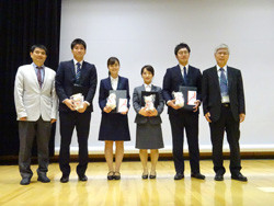 福島県立医科大学の受賞者たちが表彰式で賞状を持って並んでいる様子。