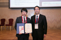 第27回日本消化器関連学会週間でMSD Awardを受賞した岡井研先生と受賞証書を持つ姿。