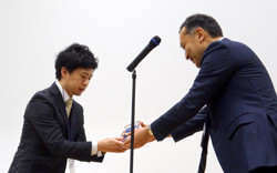 綿引優先生が日本消化器病学会東北支部第7回学術奨励賞を受賞し、表彰状を受け取る瞬間。