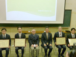 令和2年度福島医学会学術奨励賞を受賞した林学先生と受賞者たちが並んでいる写真。