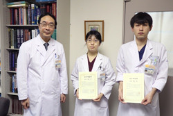 第29回日本消化器関連学会週間で若手奨励賞を受賞した髙住美香先生と佐藤雄紀先生が、賞状を持って並んでいる写真。