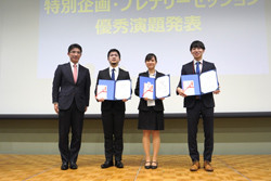 受賞式で表彰された学生たちが、賞状を持って並んでいる様子。