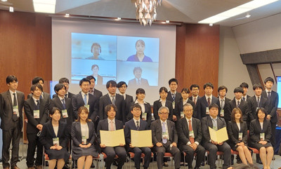 第103回日本消化器内視鏡学会総会での受賞者たちの集合写真。竹田悠太郎先生を含む若手内視鏡医が表彰されている。