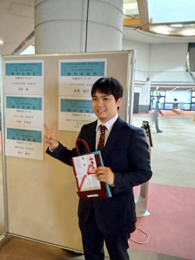 第169回日本消化器内視鏡学会東北支部例会で、上田健太先生が優秀演題賞を受賞し、笑顔でポーズを取っている様子。