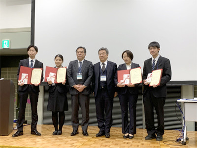 日本消化器病学会東北支部第216回例会で、受賞者たちが表彰状を持って記念撮影をしている様子。