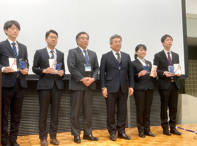 須藤一達先生が日本消化器病学会東北支部第11回学術奨励賞を受賞し、受賞者たちが表彰式で記念撮影を行っている様子。