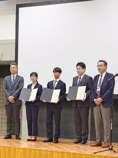 令和6年度日本消化器内視鏡学会東北支部の学術奨励賞を受賞した渡邊早百合先生と受賞者たちの記念写真。
