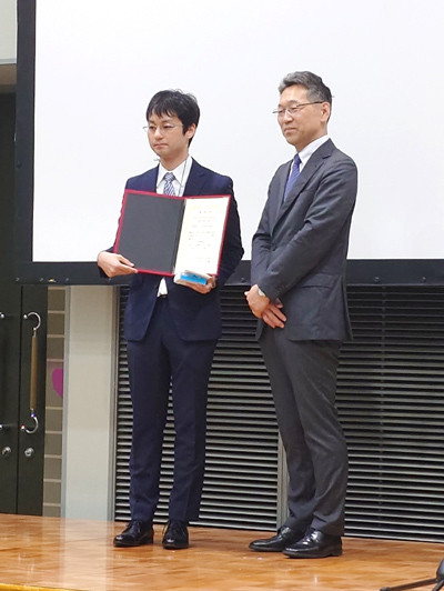 栁田拓実先生が第172回日本消化器内視鏡学会東北支部例会で特別シンポジウム優秀演題賞を受賞し、表彰状を持っている様子。