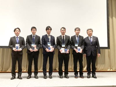 亀岡英介先生が日本消化器病学会東北支部第12回学術奨励賞を受賞し、受賞者たちが並んでいる写真。