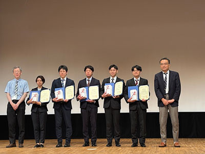 迫綾香先生が第174回日本消化器内視鏡学会東北支部例会で受賞し、他の受賞者と共に表彰状を持っている様子。