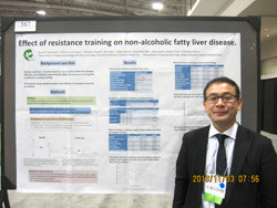 AASLD 2013での発表ポスターの前に立つ高橋敦史氏。非アルコール性脂肪肝疾患におけるレジスタンス運動の効果を紹介。