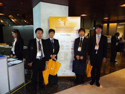 SGI 2013に参加した福島県立医科大学の学生たちが、会場でポスターの前に立っている様子。