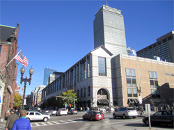 ボストンのHynes Convention Center前の風景、晴れた青空の下で学会参加者が行き交う様子。