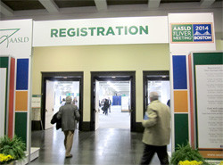 AASLDの第65回米国肝臓学会の登録エリアの入口。参加者が会場に入る様子が見える。