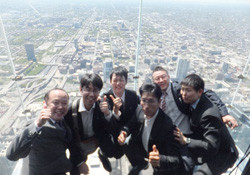 Willis Towerのスカイデッキでポーズをとる6人の男性たち。