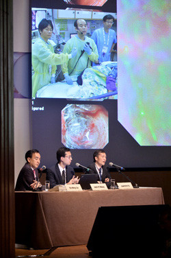アジア太平洋消化器週間APDW 2017でのLive Endoscopy Demonstrationの様子。医療従事者が手元の映像を見ながら説明している。