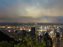 ヴィクトリアピークから見た香港の夜景、ビル群がライトアップされている。