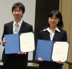 内視鏡学会地方会で受賞した柏木先生と高住先生が、賞状を持って笑顔でポーズをとっている。