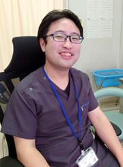福島県立医科大学の消化器科内科専攻医、和田淳さんが微笑みながら椅子に座っている写真。