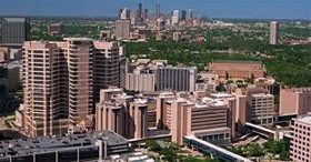 MDアンダーソンがある都市の高層ビル群と緑豊かな風景の全景。