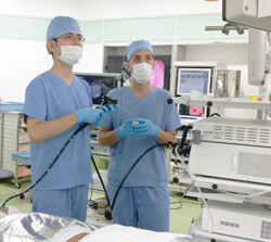 内視鏡を操作する医師たちが、消化器センターで診断・治療に取り組んでいる様子。