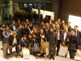 昭和大学江東豊洲病院での留学を祝う集合写真、参加者たちが笑顔でポーズをとっている。