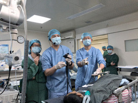 医療現場で内視鏡検査を行う医師たちが、患者の治療に取り組んでいる様子。