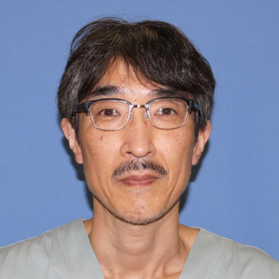 主任教授の井上聡己氏のポートレート。医療現場での専門性を感じさせる表情。