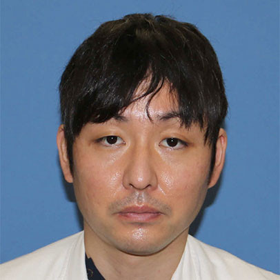 助手の野地善恵さんのポートレート。医療従事者としての真剣な表情が印象的。