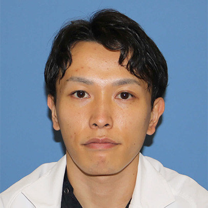 専攻医の斎藤一帆さんのポートレート。麻酔・疼痛緩和科での専門医としての紹介。