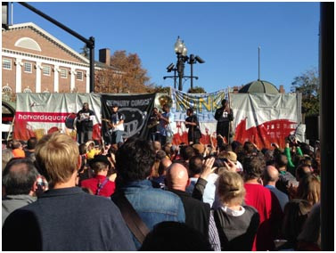 Harvard squareで観衆がバンドの演奏を楽しんでいる様子。