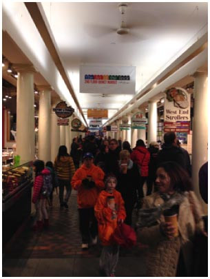 両側に店舗が並んでおり市場が賑わっている様子。