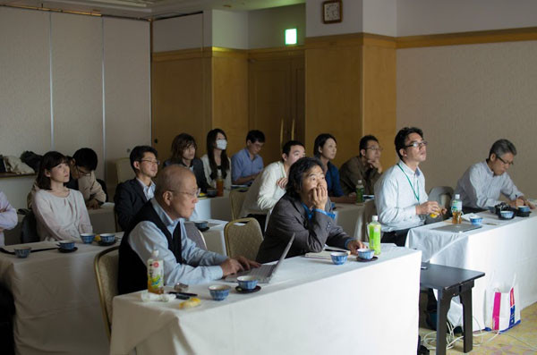 室内で行われている研究会の様子。