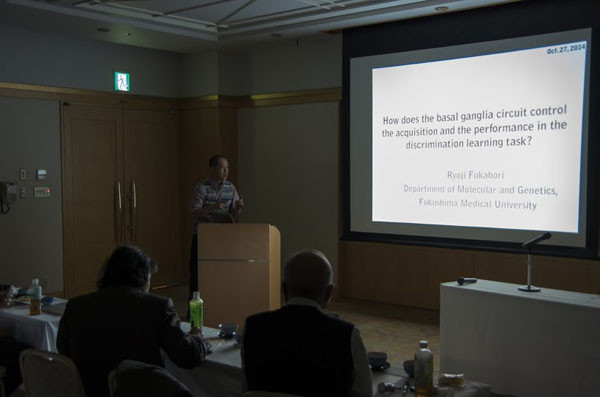 プレゼンテーションの様子。スライドが表示され登壇者が聴衆に説明している。