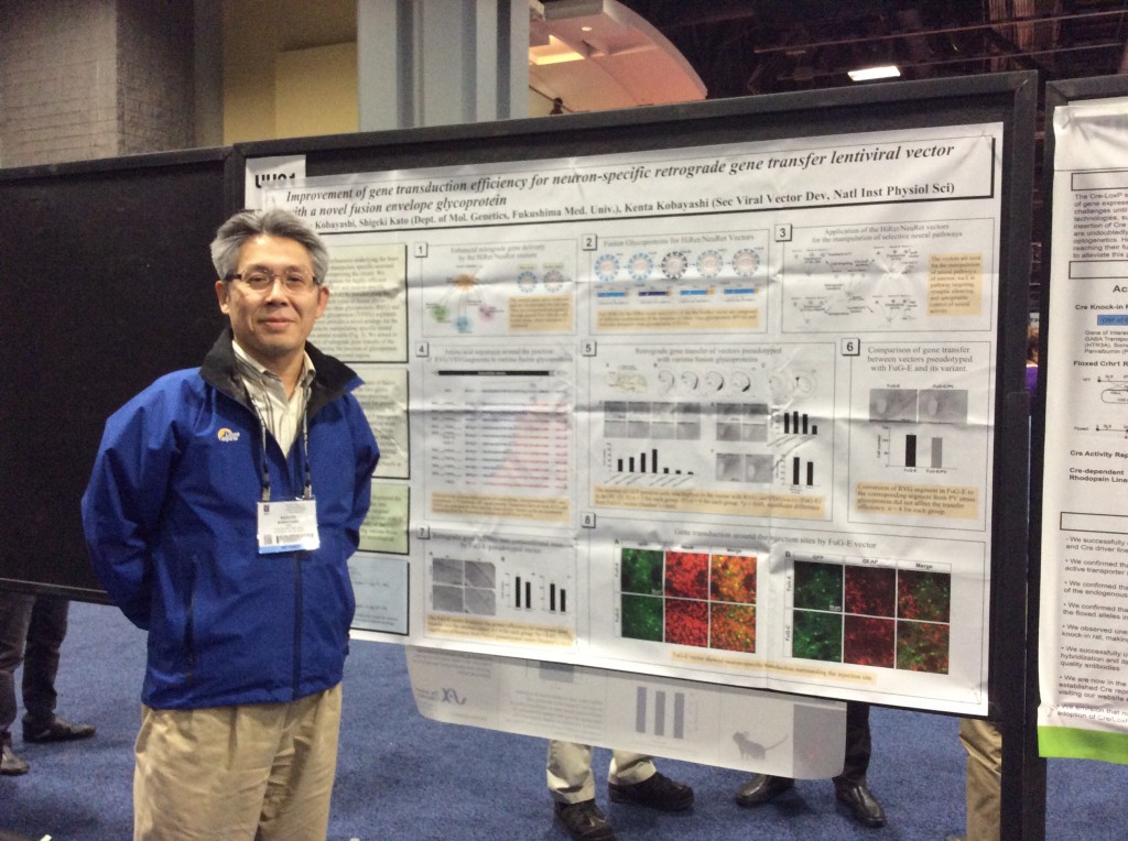 自分の研究ポスターの前に立っている小林教授。