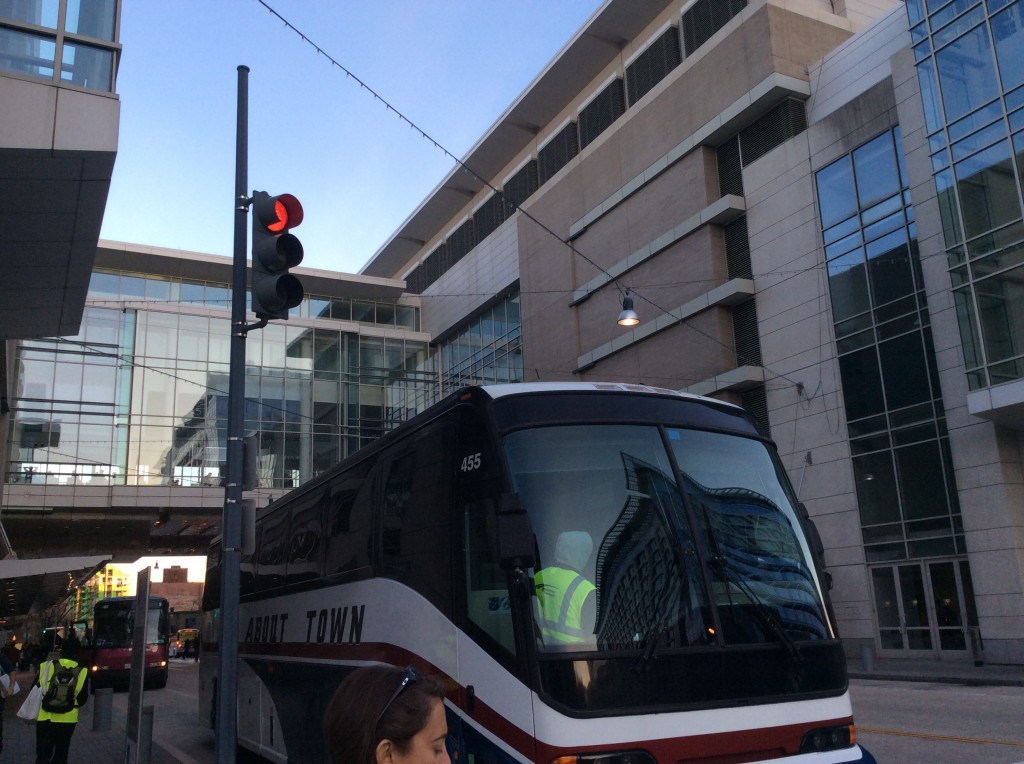 建物の前に停車している大型バス。