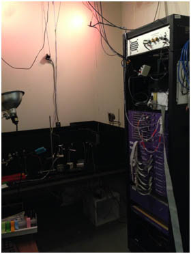 電気生理のための機器とPC。