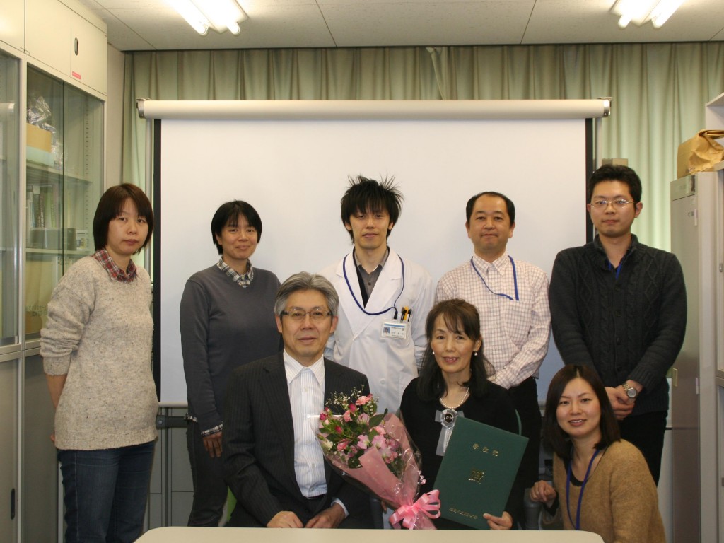 矢部さんと研究室スタッフの集合写真。