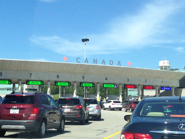 カナダの国境検問所で数台の車が入国待ちをしている様子。