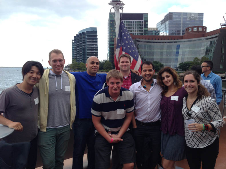 研究所のメンバーとハーバークルーズをしている様子。