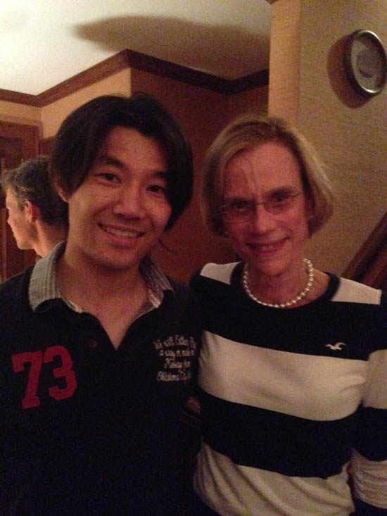 Annと笑顔で並んで立っている様子。