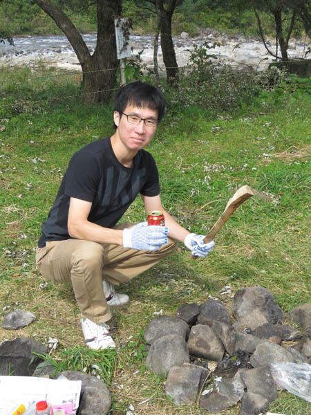 薪を手にもっている様子。