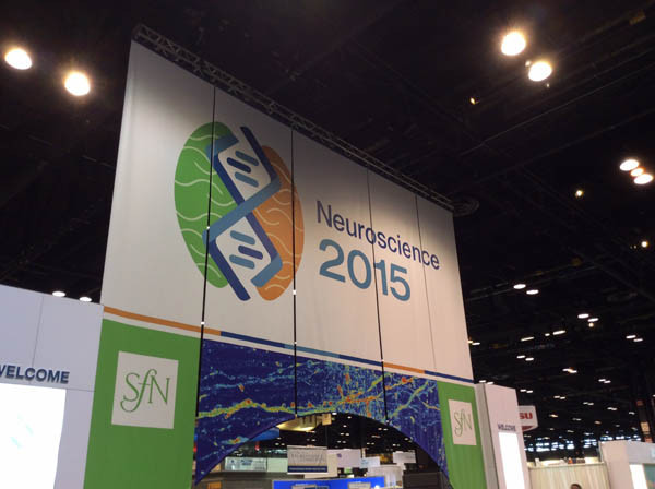 会場内に飾られた「Neuroscience 2015」の看板。