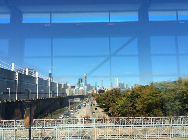 都市の高層ビル群と樹木が並ぶ風景。