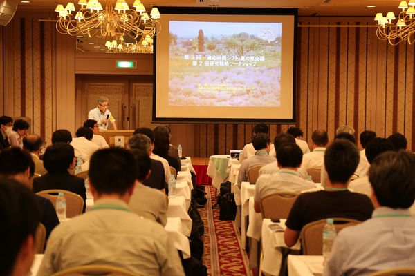 リステル猪苗代にて開会のあいさつをする小林先生の写真。